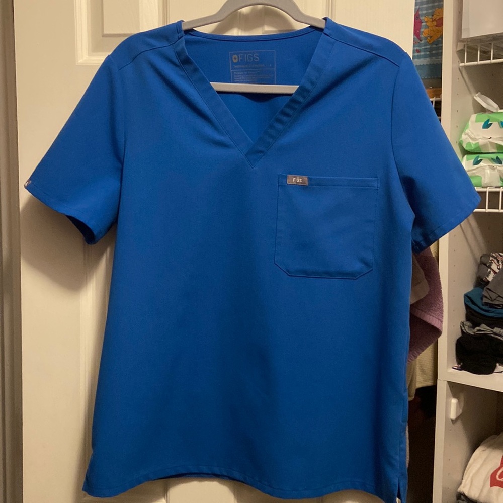Figs scrub top one pocket
